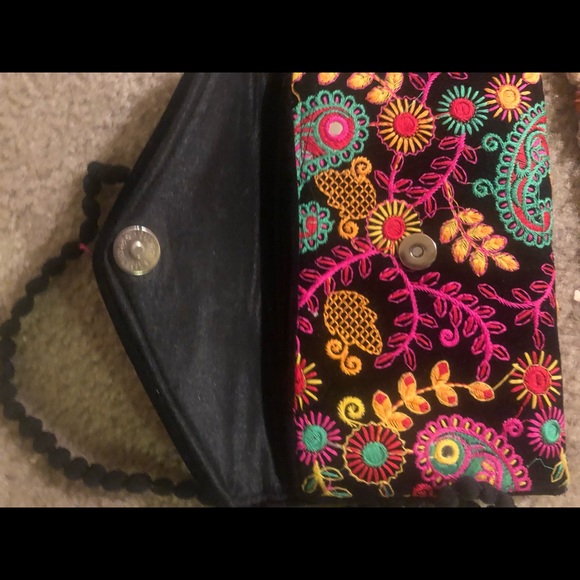 Beautifully embroidered clutch - Picture 4 of 5